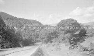 Selbstversenkung des Hochseepassagierdampfers "Columbus" am 19. Dezember 1939, Besatzungsangehörige im Internierungslager auf Angel Island, Kalifornien, leere Landstraße