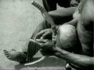 Baule (Westafrika, Elfenbeinküste) - Unterhaltungsgesang mit Harfe, Rasselkörbchen und Eisenglocke