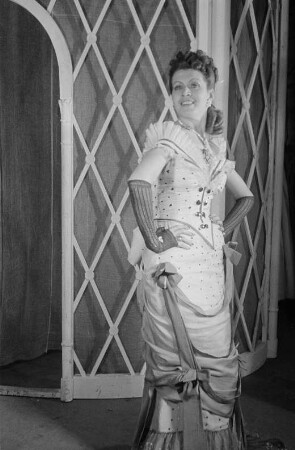 Szenenbilder aus der Operette "Die lustige Witwe" von Franz Lehár am Metropol-Theater Berlin