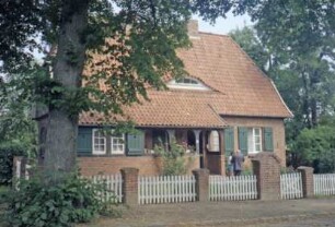 ehemaliges Gut Trenthorst-Wulmenau: Trenthorst 15: traufständiges Wohnhaus: Straßenfront, mit Eingangsveranda, Auslucht