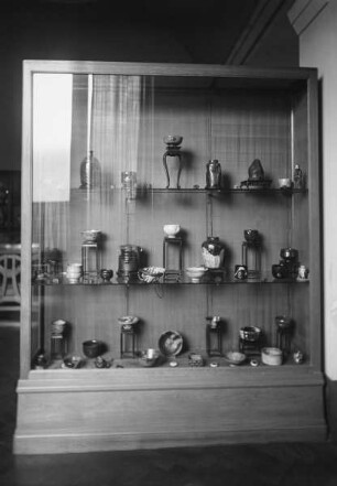 Ausstellungsvitrine mit Gefäßen aus China