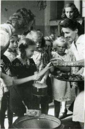 Schulspeisung in der 30.Gemeindeschule Berlin