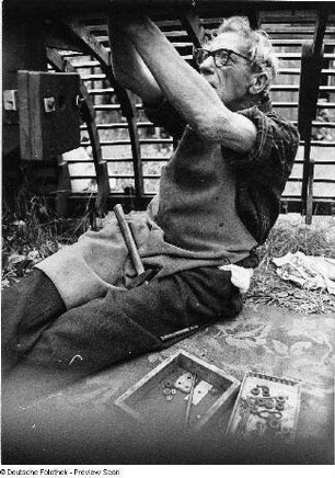 Erich Borchert, Vater des Fotografen Christian Borchert, beim Bootsbau