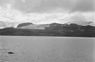 Fjord : Fjord in Norwegen. Am gegenüberliegenden Ufer ein Bergmassiv mit vereisten Abhängen.