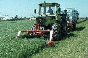 Fotografie: Ladewagen, Frontanbau, Mähwerk