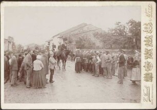 Großherzog Friedrich I. zu Pferd mit mehreren berittenen Uniformierten begrüßt Zivilistengruppe.