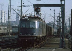 Stuttgart Hbf. Wartegruppe Vorortgleise Lok 118 026 Eilzug HN-S MDie-Wagen Bnb-Wagen