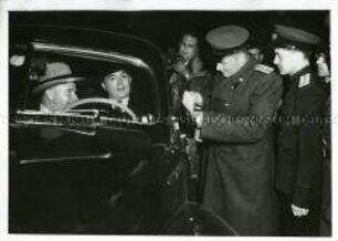 Fahrzeugkontrolle am Grenzübergang Marienborn nach Ende der Berlin-Blockade