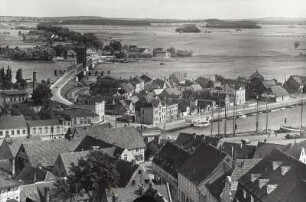 Wolgast, Stadt : Wolgast. Blick vom Turm der Petrikirche über den Peenestrom mit Straßenbrücke nach Osten zur Insel Usedom und Hafen