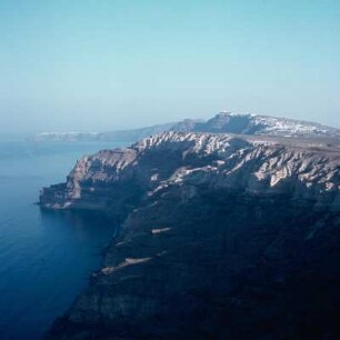Thera = Santorini. Blick von Kap Plaka auf Kap Alonaki mit den Bimssteingruben, dahinter Firá, Merovigli, Skaros und Oia. K1