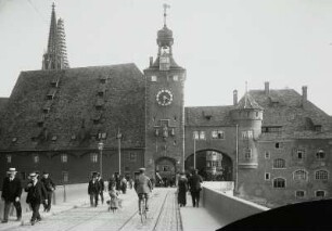 Regensburg, Steinerne Brücke : Regensburg. Süd-Brückenturm der Steinernen Brücke. Brückenfront mit Salzstadel
