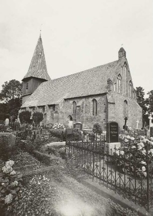 Altefähr, Dorfkirche mit Kirchhof von Südosten