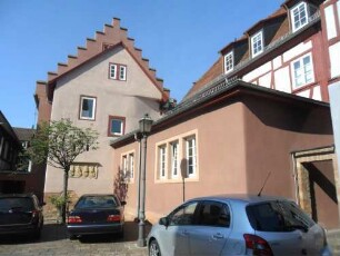 Stadtbild-Kirchhof der Stadtkirche im Südsüdwesten mit begrenzenden Gebäuden entlang der ehemaligen Kirchhofmauer