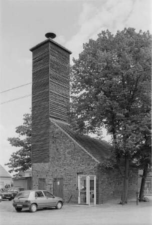 Rohne (Niederschl.Oberlausitzkreis). Spritzenhaus mit Steigerturm, Dorfplatz um 1925. Ansicht von NW