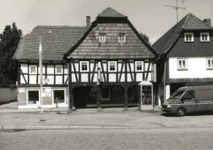 Hirschfelde (Kreis Zittau), Ernst-Thälmann-Platz 8. Wohnhaus mit Ladeneinbau (1786/1800)