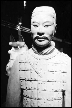 Basel: Kaufhaus Rheinbrücke, Die Grabarmee des ersten Kaisers von China, Terrakottafiguren, gepanzerter Offizier mit Pferd