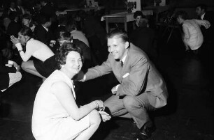 Freiburg: Stadthalle; Tanz; Frau Hartmann und Dr. Scholz auf dem Boden