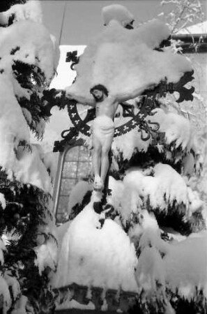 Freiburg, Günterstal: Friedhof Günterstal im Schnee, verschneites kleines Kruzifix