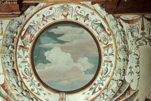 Groteskendekoration der Fensterwand und des stukkierten Frieses