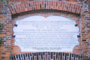 Schloßkirche: Tafel, die Peter Rantzau als Stifter der Kirche nennt