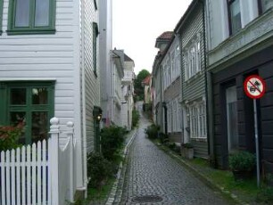 Bergen: Straßenzug mit Holzhäusern