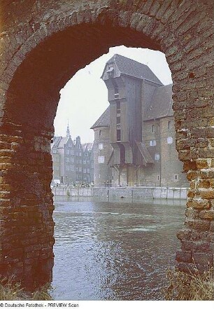 Danzig. Blick zum Krantor, umgebaut 1442-1444