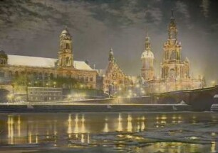 Dresden-Altstadt am Abend im Winter. Blick über die Elbe zu Ständehaus, Brühlscher Terrasse, Schloßplatz mit Georgentor, Hausmannsturm des Residenzschlosses, Katholischer Hofkirche und Augustusbrücke