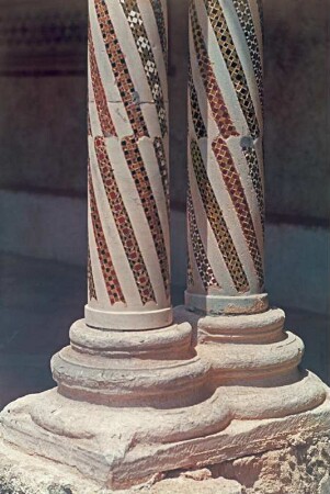 Monreale, Säulenpaar im Kreuzgang von Santa Maria la Nuova : Reisefotos Italien. Sizilien. Monreale. Dom Santa Maria la Nuova. Kreuzgang (1174/1189) . Mit Mosaikbändern verziertes Säulenpaar