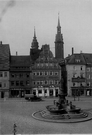 Freiberg (Sachsen). Ansicht des Obermarktes mit dem 1897 geschaffenen Brunnendenkmal des wettinischen Stadtgründers Markgraf Otto den Reichen. Im Hintergrund die Türme der Stadtkirche St. Petri