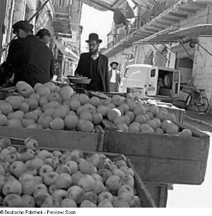 Obst- und Gemüsestand in einer engen Ladengasse