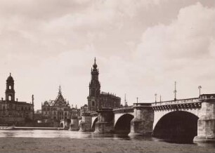 Dresden, Blick vom Neustädter Elbufer auf Augustusbrücke und Schloßplatz