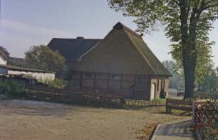 Hauptstraße 34: Kate mit Reetdach: Giebelseite Wohntrakt
