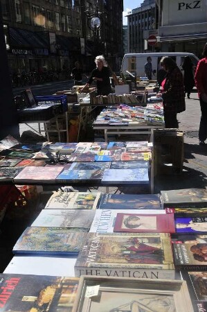 Genf - Bücherflohmarkt : Ein Bücherflohmarkt findet auf einer Hauptstraße in der City statt. Aufgenommen am 21.Mai 2010 in Genf