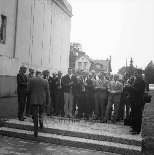 Stormarnschule: Gymnasium: Waldstraße: vierter Erweiterungsbau: Einweihung: Applaus für Bürgervorsteher Heinz Beusen bei Begrüßung von Stadtvertretern und Gästen, darunter Bürgermeister Manfred Samusch, stellvertretender Bürgervorsteher Fritz Meins, Stadtrat Hermann Schilling, Leiter des Stadtbauamtes Steigerwald: links Altbau: hinten Wohnhaus