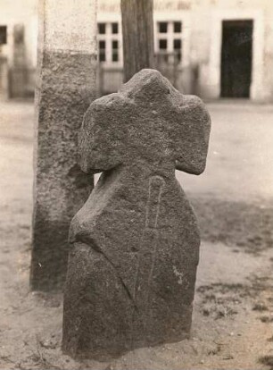 Ralbitz. Steinkreuz an der Kirche