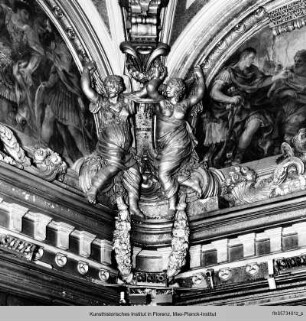 Innendekoration : Eckdekoration mit weiblichen Figuren