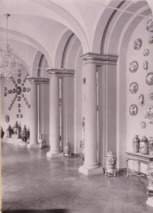 Porzellansammlung Dresden : Dresden, Zwinger, Inneres, Ausstellung der Porzellansammlung. Bogengalerie J mit chinesischen und japanischen Porzellanen. Neuaufstellung, Eröffnung 23. 9. 1962