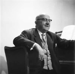 Rudolf Mauersberger (1889-1971; Kreuzkantor) am Flügel