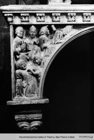 Grabmal des Bischofs Antonio d'Orso : Konsollager mit Reliefs: Triumph des Todes, Personifikation des Todes als dreiköpfiger Bogenschütze, Profilkopf, Vasen mit Weinranken und Akanthusornamente