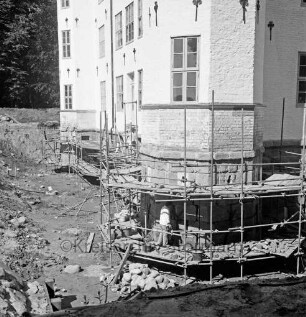 Restaurierung: Arbeiten an Fundament: Gerüst, Arbeiter: innerer Graben ausgehoben: Blick auf Eckturm