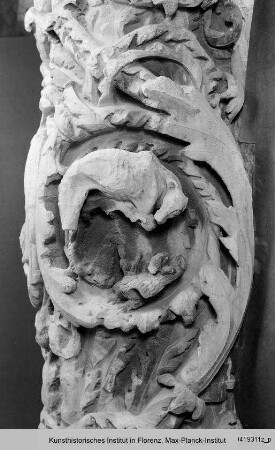 Fragment der nördlichen Rankensäule vom Hauptportal des Domes