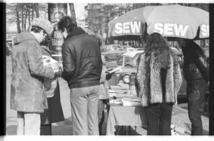 Kleinbildnegative: SEW-Infostand, Maaßenstraße, 1981