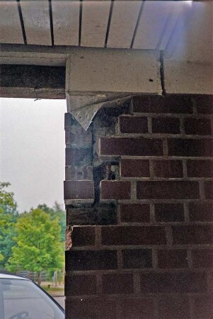 Eckhorst: Gymnasium Eckhorst: Bauschaden an Betonsturz und Mauerwerk bei Eingang: oben links Stützbalken: 28. Juni 2001