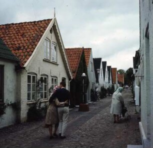 Föhr. Carl-Häberlin-Straße : Insel Föhr. Wyk. Carl-Häberlin-Straße (typische Wyker Straße)