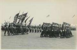 Marschierende Soldaten bei Parade amerikanischer Truppen auf dem Gelände des Flughafens Tempelhof