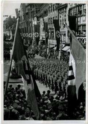 Marschkolonnen der SA in Nürnberg während des Reichsparteitages