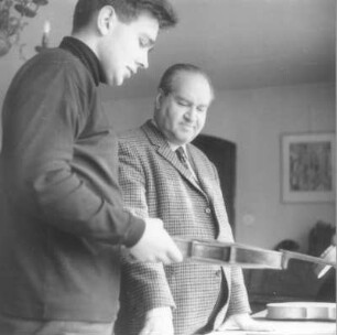 Geigenbauer Michael Lindörfer mit David Oistrach (1908-1974; Geiger) beim Vorführen einer Lindörfer-Geige. Weimar, 01.02.1969