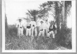 Gruppenbild einer Jagdgruppe mit Ernst Otto Gerhardt, aufgenommen in Argentinien