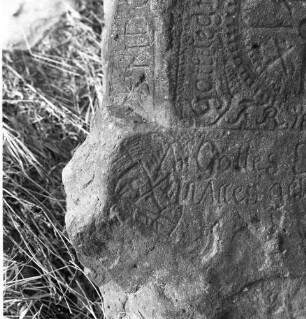 Gedenkstein mit Inschrift und Mühlenemblem. Bezeichnet 1858. Detail. Altenberg-Schellerhau, Schellermühlenweg