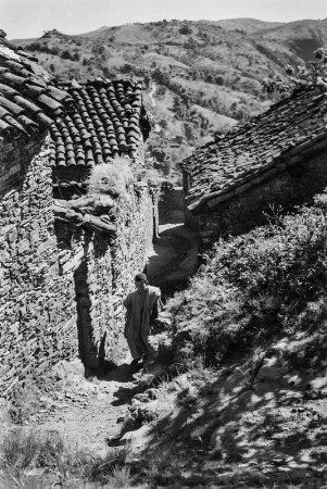 Dorfbild : Blick in die schmalen Gassen eines Dorfes der Kabylen